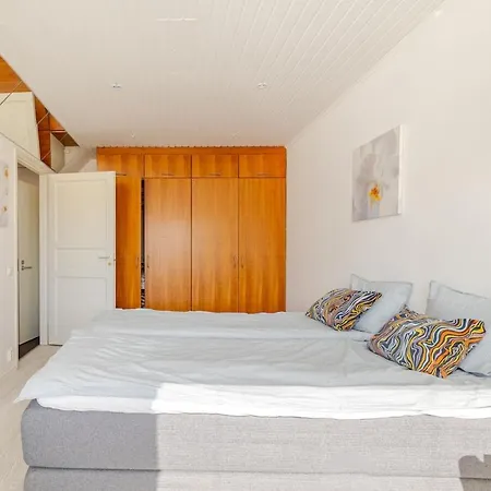 아파트 Helsinki, Private Free Parking, Super Easy To Centre And Airport 헬싱키