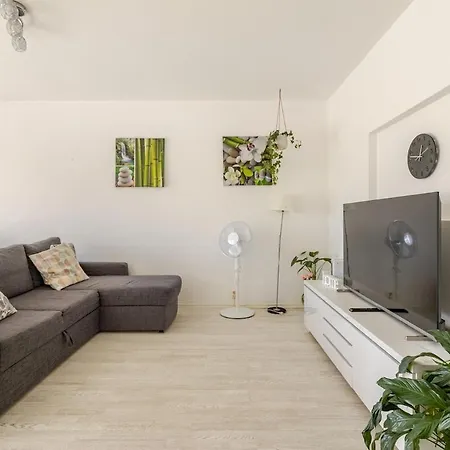 דירה In And Super Easy To Airport And Center And A Private Free Parking *