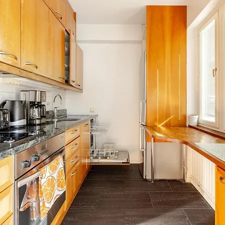 아파트 Helsinki, Private Free Parking, Super Easy To Centre And Airport 헬싱키